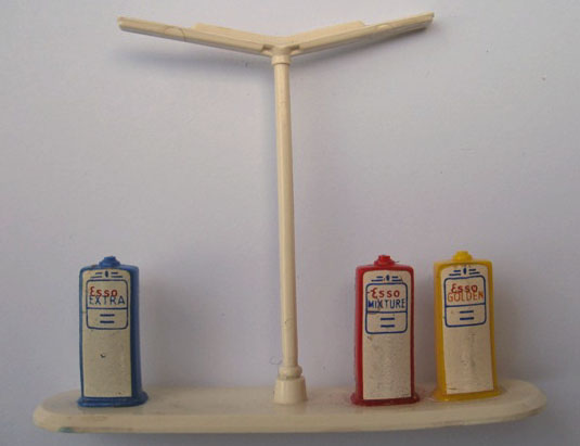 HO Scale, Accessory Petrol Pumps with Center Light Post and Esso Pattern