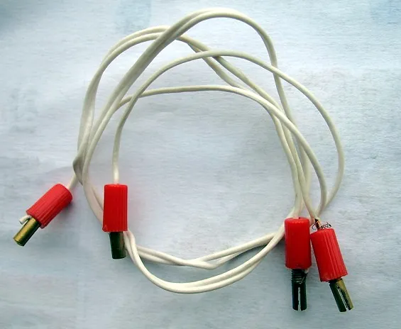 Electric, Wire 4.5V with four Red 1-prong Connectors with Split Pin, 48 Studs Long