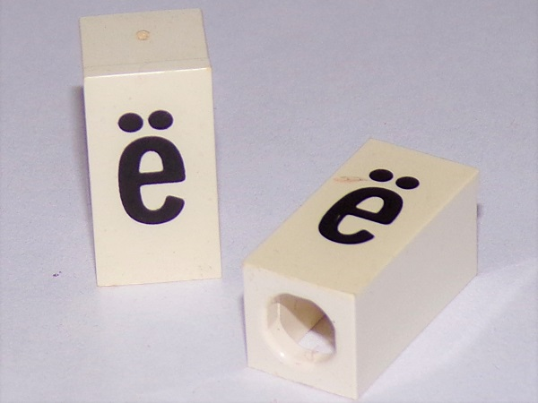 Tile, Modified 1 x 2 x 5/6 Stud Hole in End with Black Lowercase Letter e with Diaeresis (ë) Pattern