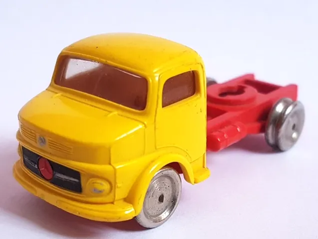 HO Scale, Mercedes Truck Semi-Tractor with Red Mercedes-Benz Logo and Chassis