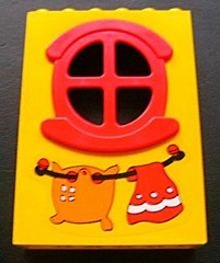 Fabuland Building Wall 2 x 6 x 7 with Round Symmetric Red Window with Clothesline Pattern on front (Sticker) - Set 3678