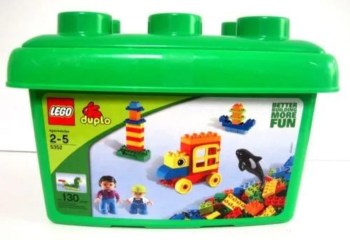 Tub with Baby Orca and Minifigures