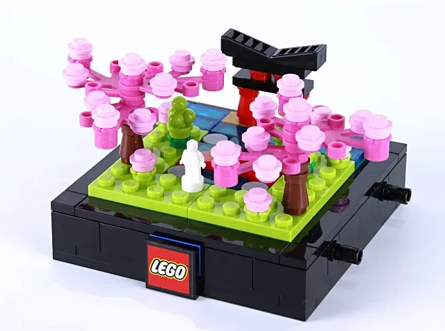 Bricktober Season Set 1/4 - Spring (2019 Toys "R" Us Exclusive)