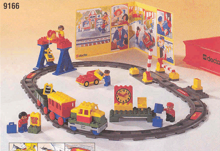 Duplo Battery Train - 65 elements in solid storage bin