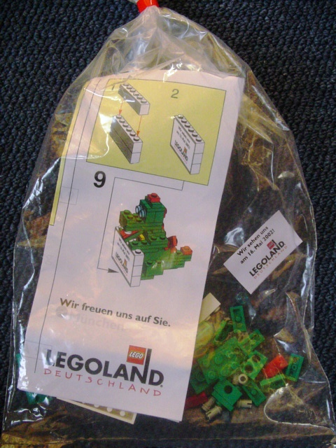 Dragon Sculpture, Olli the Dragon Holding Sign (LEGOLAND Deutschland)