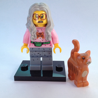 Mrs. Scratchen-Post, The LEGO Movie (Complete Set with Stand and Accessories)